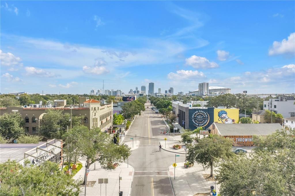 待售: $584,000 (0.18 acres)