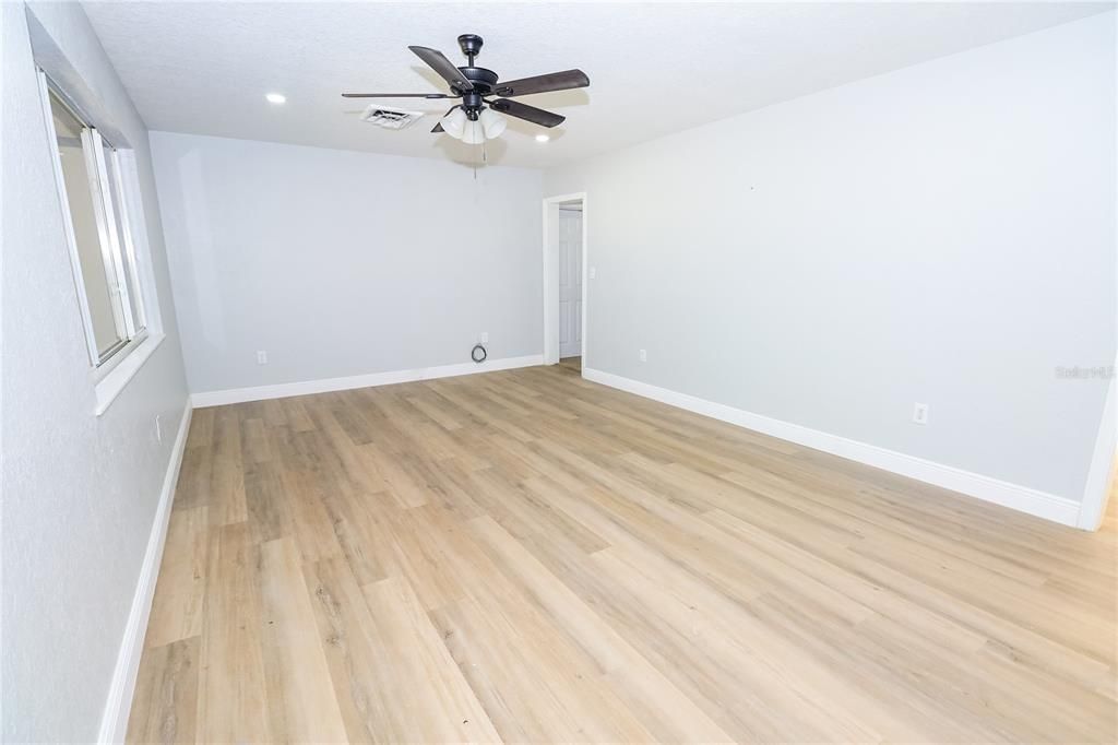 待售: $339,999 (4 贝兹, 2 浴室, 1870 平方英尺)