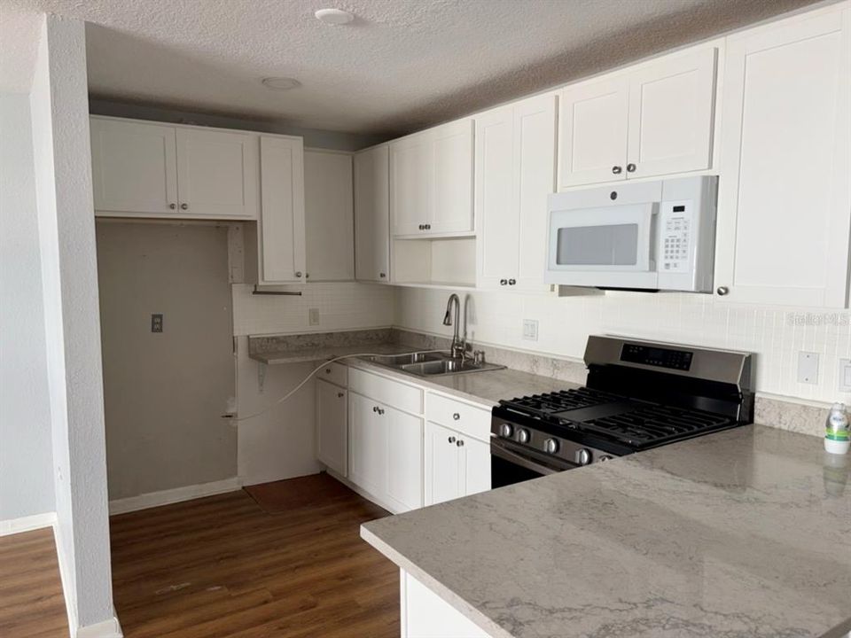 For Sale: $80,000 (1 beds, 1 baths, 870 Square Feet)