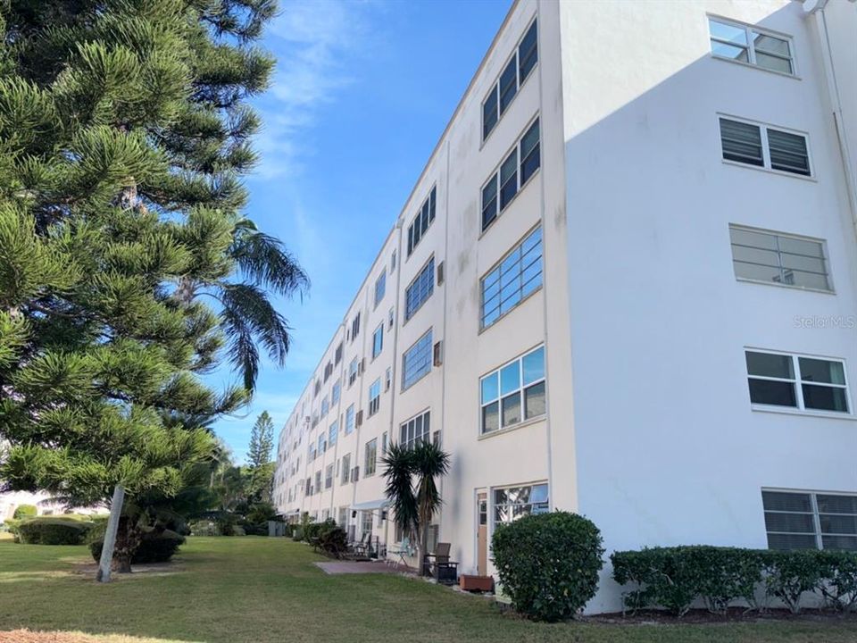 For Sale: $80,000 (1 beds, 1 baths, 870 Square Feet)