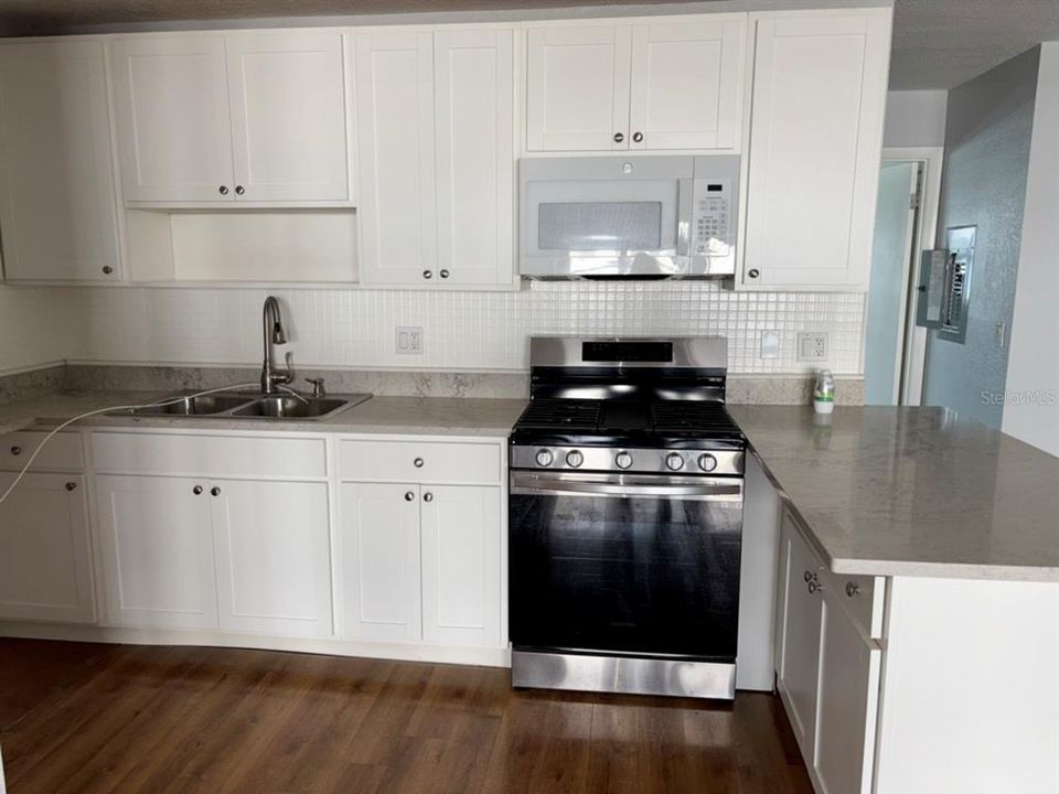 For Sale: $80,000 (1 beds, 1 baths, 870 Square Feet)