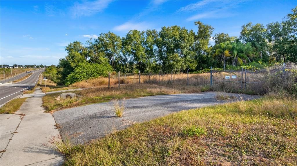 На продажу: $2,300,000 (3.08 acres)