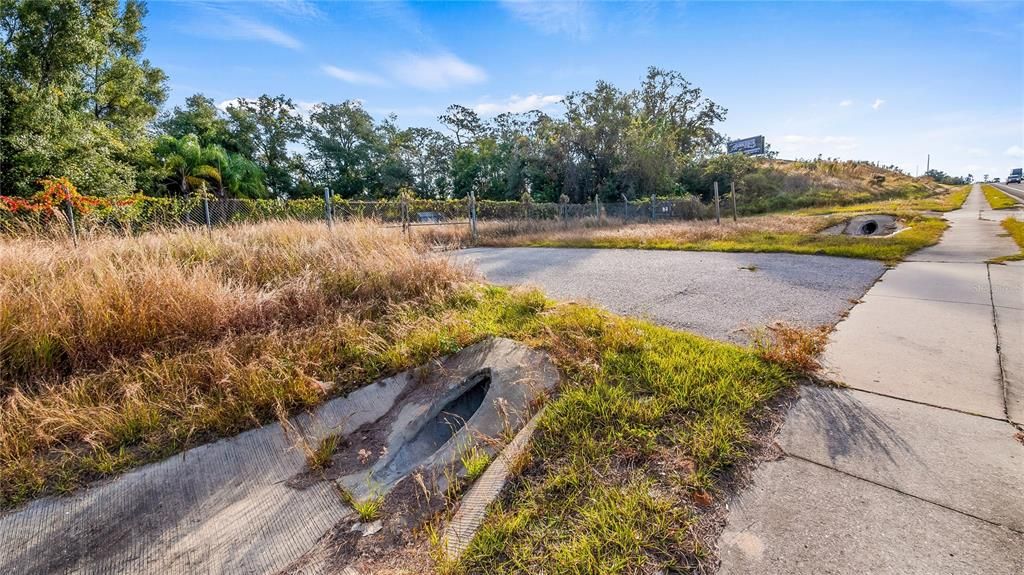 На продажу: $2,300,000 (3.08 acres)