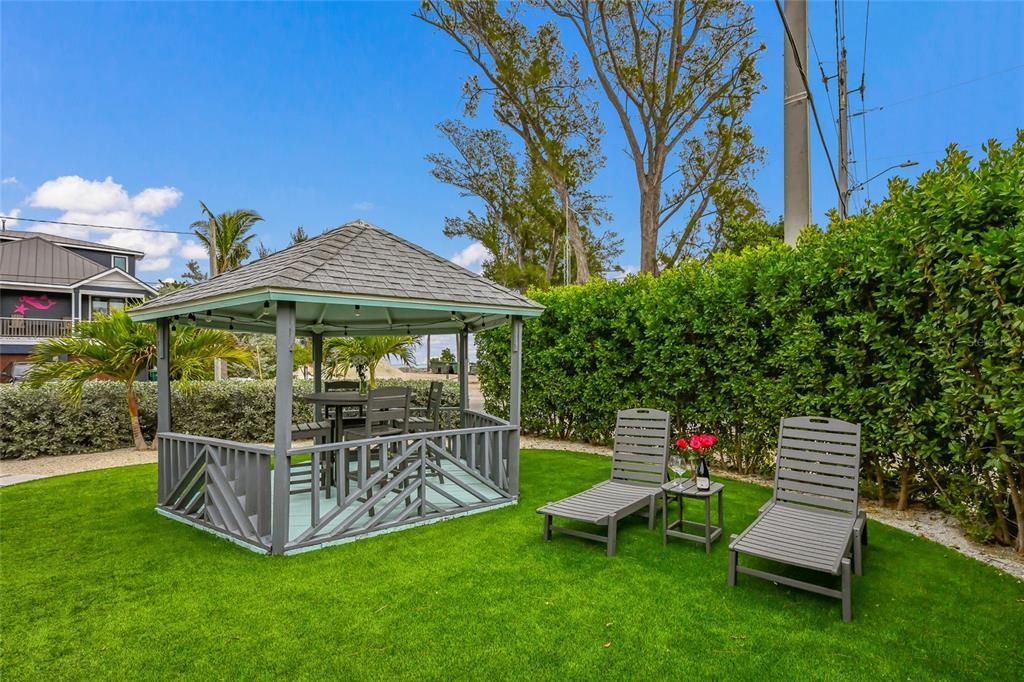 For Sale: $1,195,000 (2 beds, 2 baths, 1332 Square Feet)