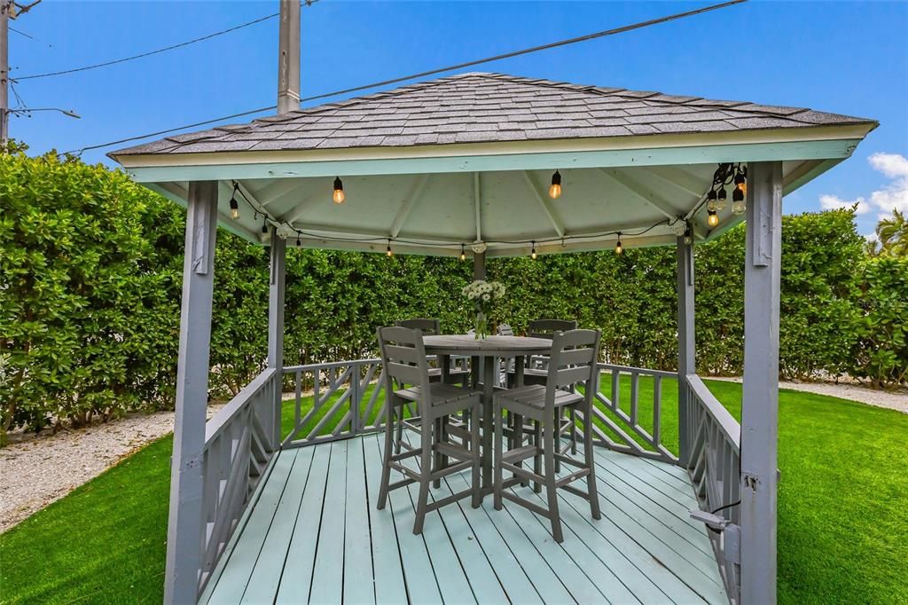 For Sale: $1,195,000 (2 beds, 2 baths, 1332 Square Feet)