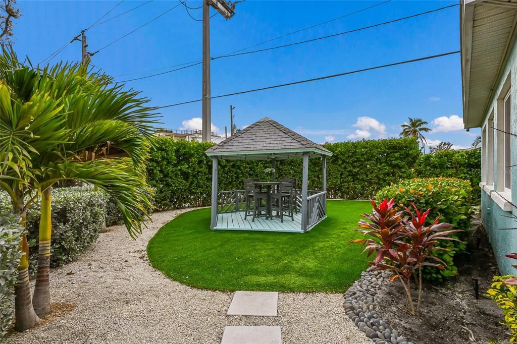 For Sale: $1,195,000 (2 beds, 2 baths, 1332 Square Feet)