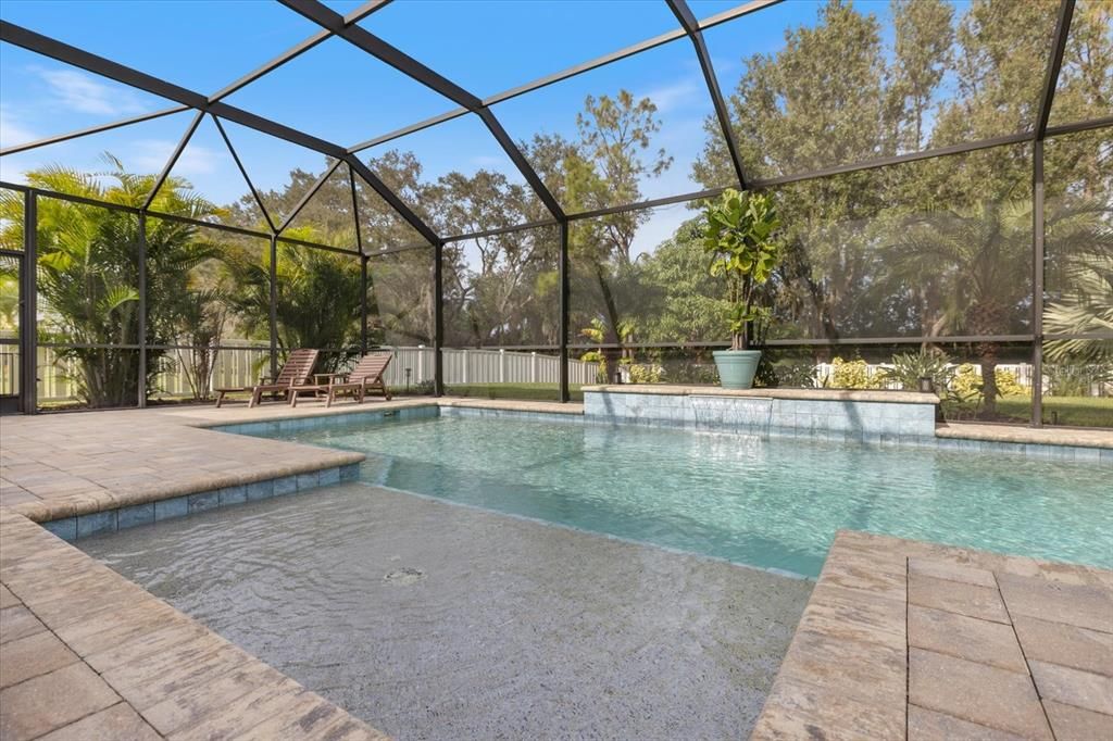 合同活跃: $555,000 (3 贝兹, 2 浴室, 2239 平方英尺)