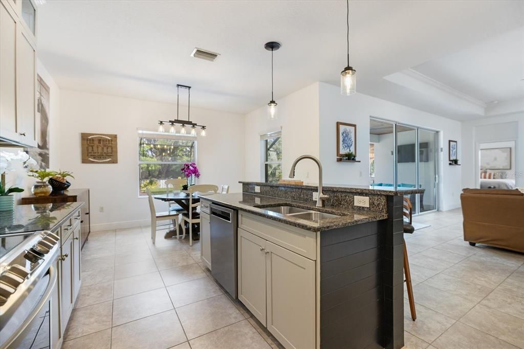 合同活跃: $555,000 (3 贝兹, 2 浴室, 2239 平方英尺)