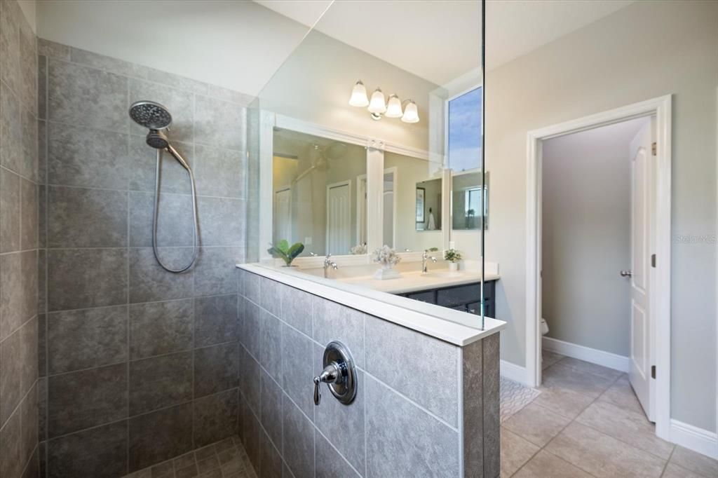 合同活跃: $555,000 (3 贝兹, 2 浴室, 2239 平方英尺)