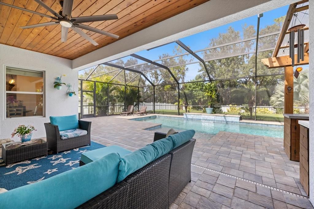 合同活跃: $555,000 (3 贝兹, 2 浴室, 2239 平方英尺)