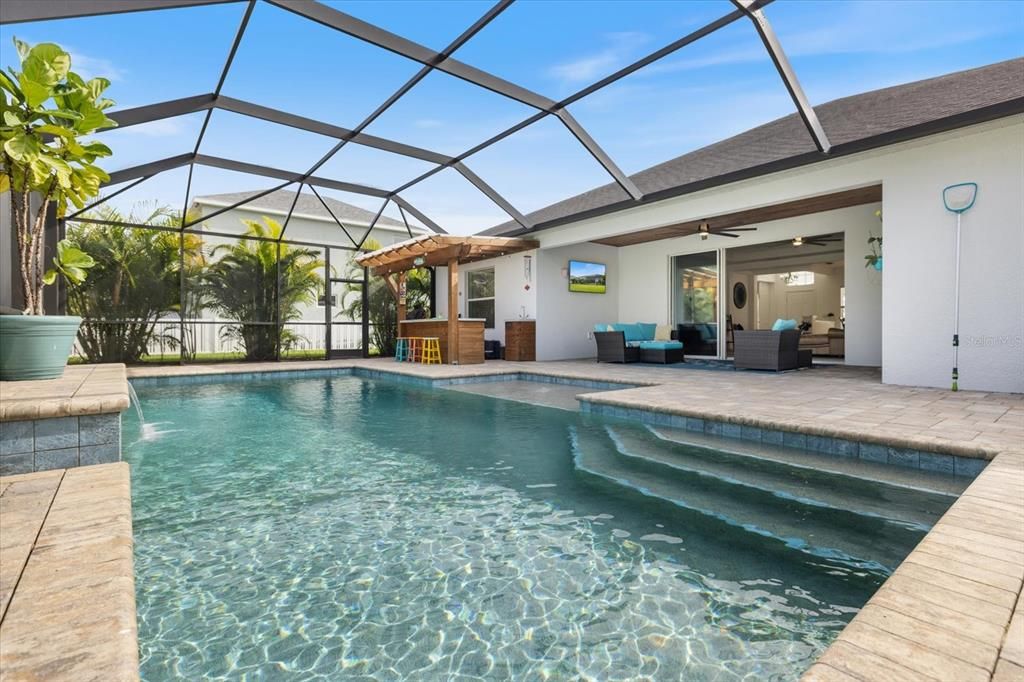 合同活跃: $555,000 (3 贝兹, 2 浴室, 2239 平方英尺)