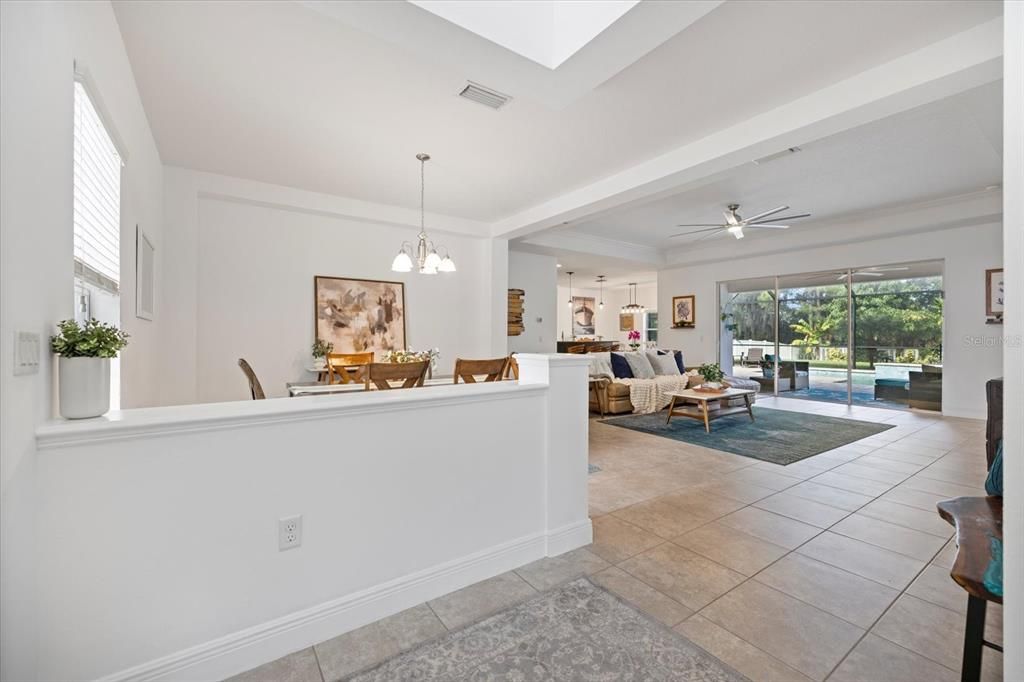 合同活跃: $555,000 (3 贝兹, 2 浴室, 2239 平方英尺)