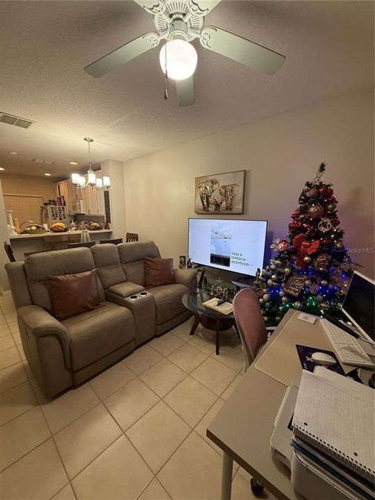 待售: $264,999 (2 贝兹, 2 浴室, 1071 平方英尺)