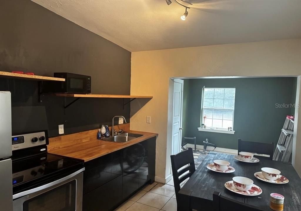 For Sale: $199,000 (2 beds, 1 baths, 989 Square Feet)