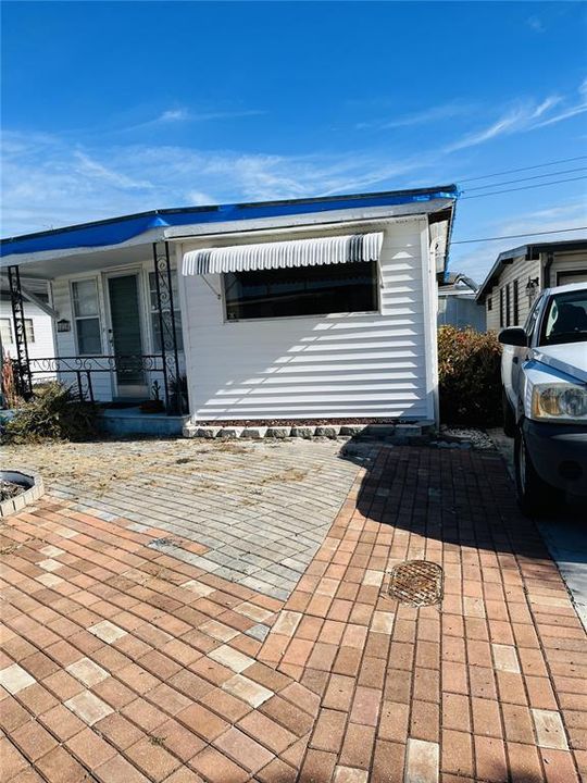 合同活跃: $55,000 (2 贝兹, 2 浴室, 1150 平方英尺)