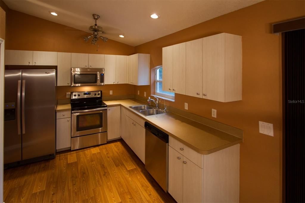 В аренду: $1,995 (3 спален, 2 ванн, 1254 Квадратных фут)