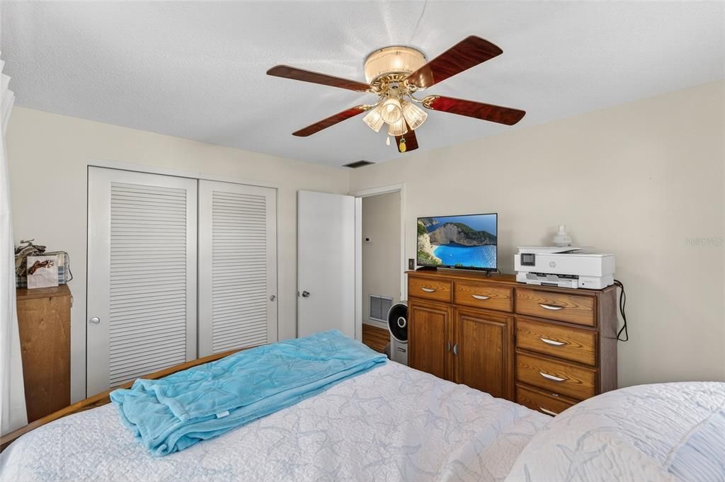 待售: $310,000 (2 贝兹, 1 浴室, 1034 平方英尺)