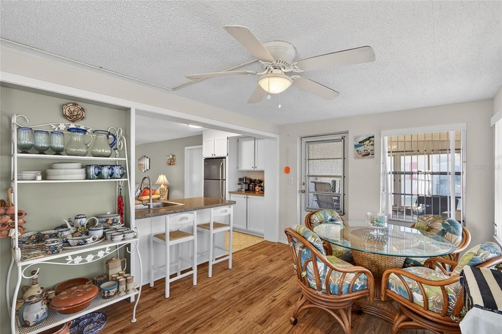 待售: $310,000 (2 贝兹, 1 浴室, 1034 平方英尺)