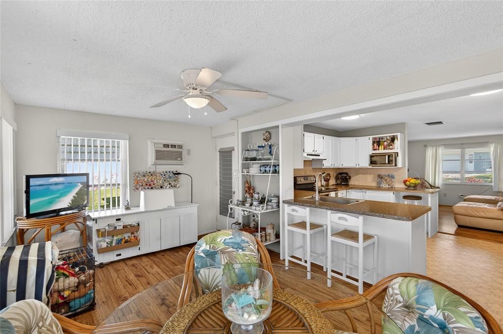 待售: $310,000 (2 贝兹, 1 浴室, 1034 平方英尺)