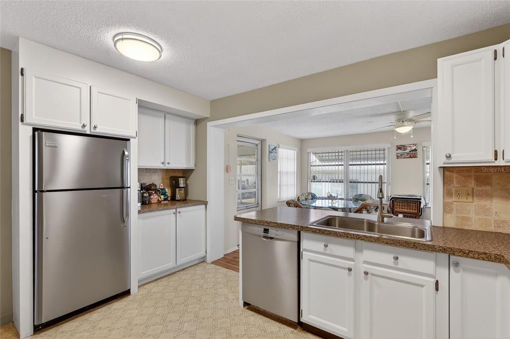 待售: $310,000 (2 贝兹, 1 浴室, 1034 平方英尺)