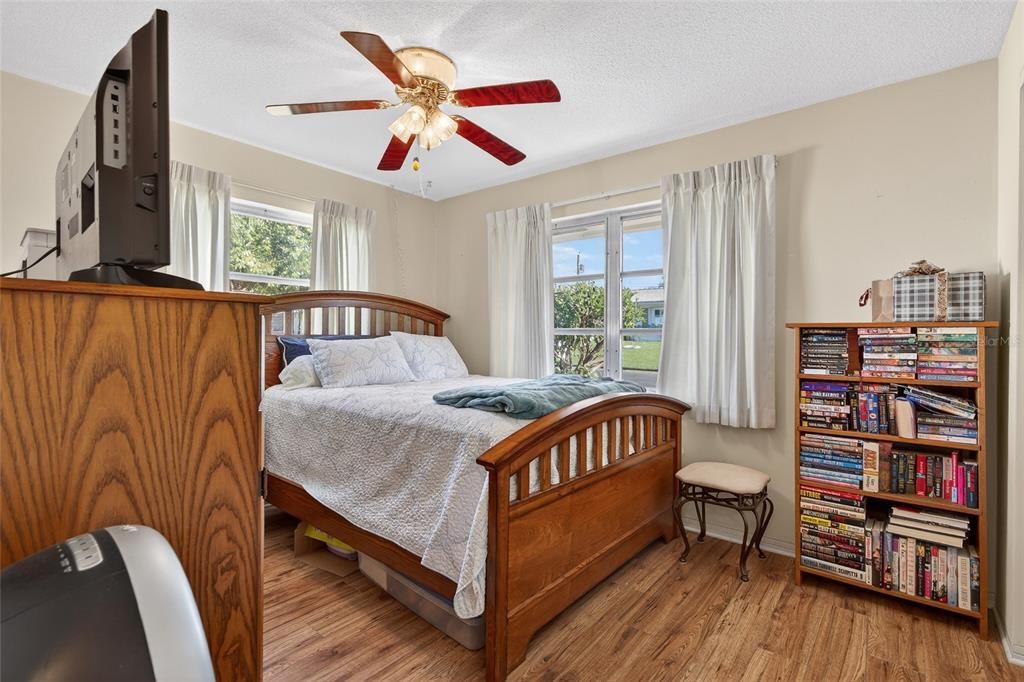 待售: $310,000 (2 贝兹, 1 浴室, 1034 平方英尺)