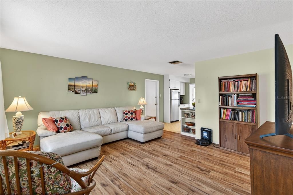 待售: $310,000 (2 贝兹, 1 浴室, 1034 平方英尺)