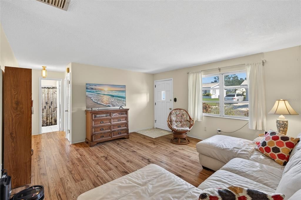 待售: $310,000 (2 贝兹, 1 浴室, 1034 平方英尺)