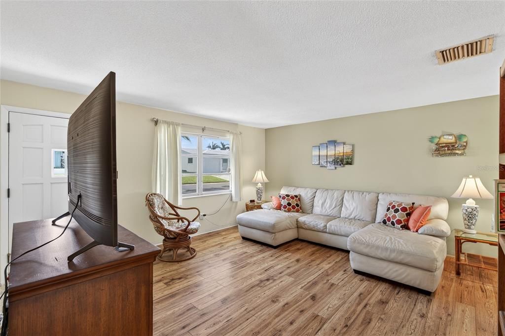 待售: $310,000 (2 贝兹, 1 浴室, 1034 平方英尺)