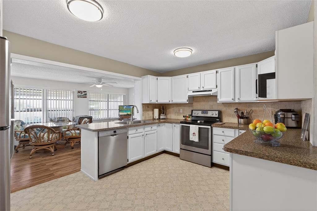 待售: $310,000 (2 贝兹, 1 浴室, 1034 平方英尺)