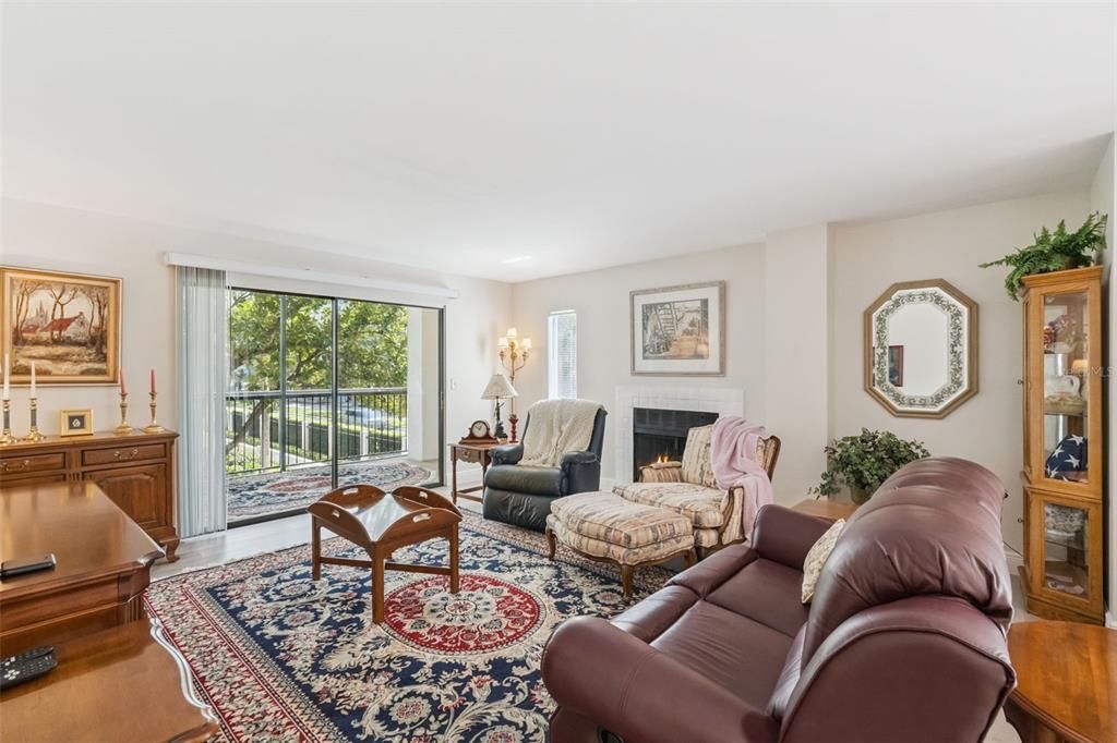 На продажу: $739,000 (2 спален, 2 ванн, 1305 Квадратных фут)