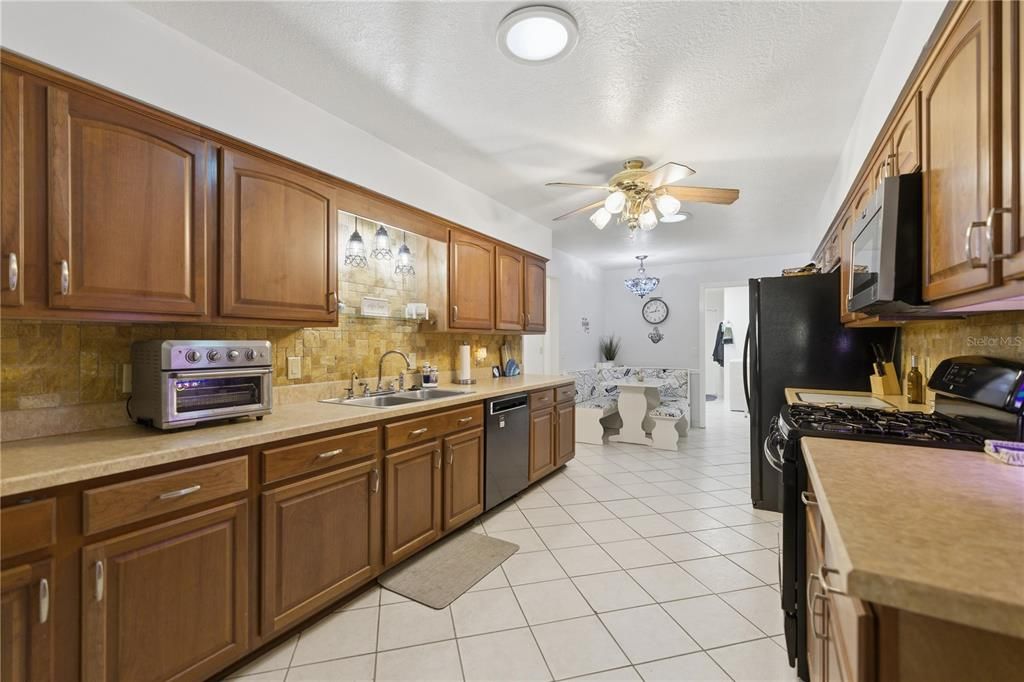 For Sale: $399,500 (3 beds, 2 baths, 2286 Square Feet)