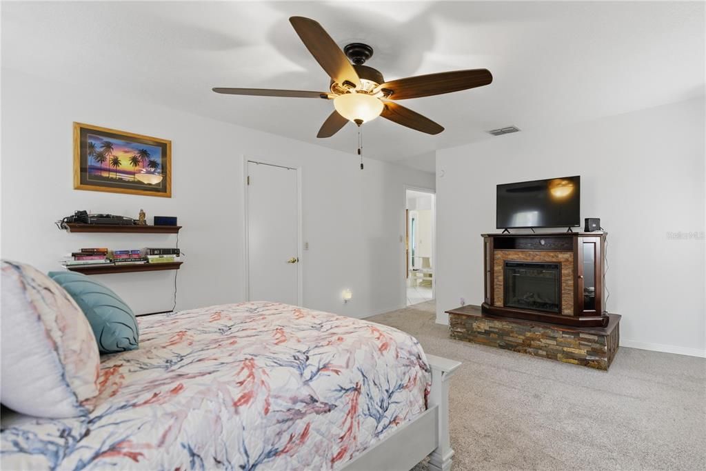 For Sale: $399,500 (3 beds, 2 baths, 2286 Square Feet)