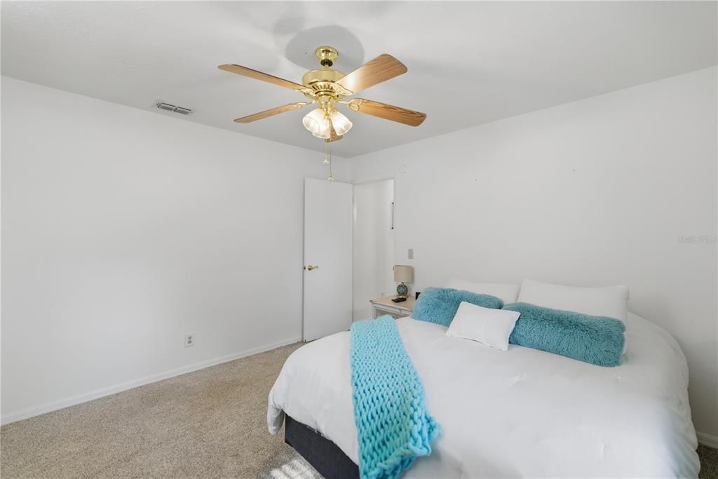 For Sale: $399,500 (3 beds, 2 baths, 2286 Square Feet)