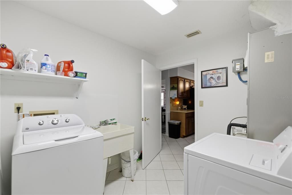 For Sale: $399,500 (3 beds, 2 baths, 2286 Square Feet)