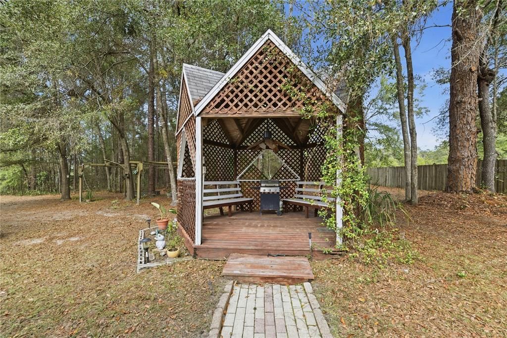 For Sale: $399,500 (3 beds, 2 baths, 2286 Square Feet)