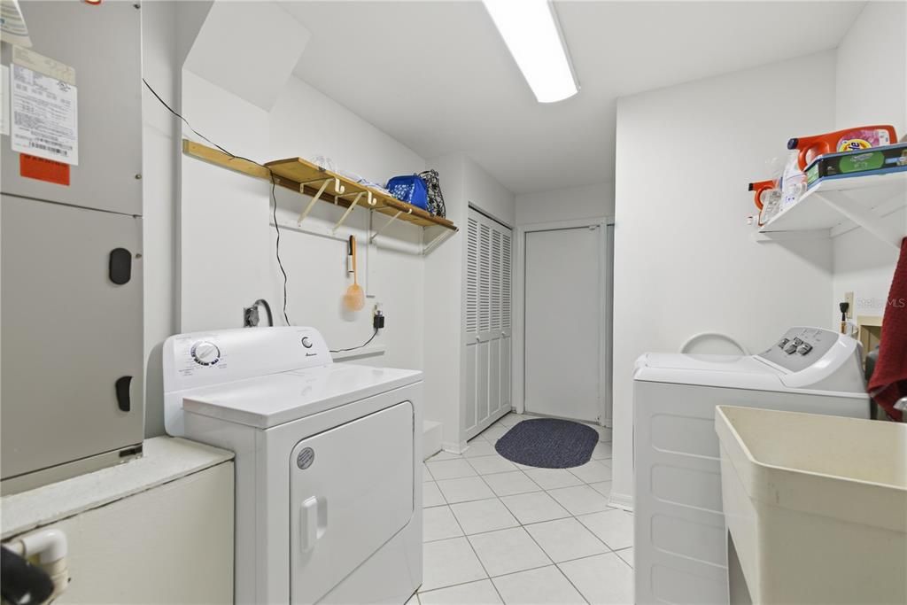 For Sale: $399,500 (3 beds, 2 baths, 2286 Square Feet)