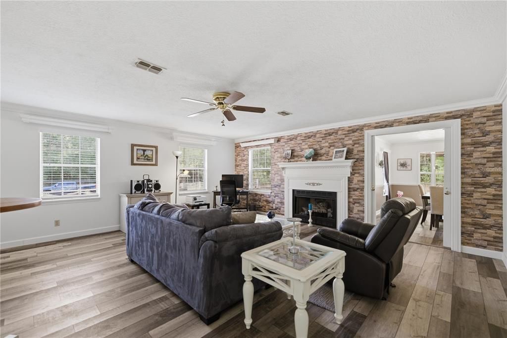 For Sale: $399,500 (3 beds, 2 baths, 2286 Square Feet)