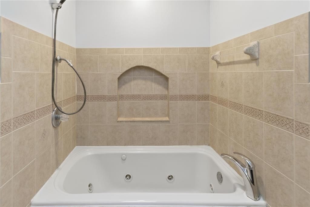 For Sale: $399,500 (3 beds, 2 baths, 2286 Square Feet)