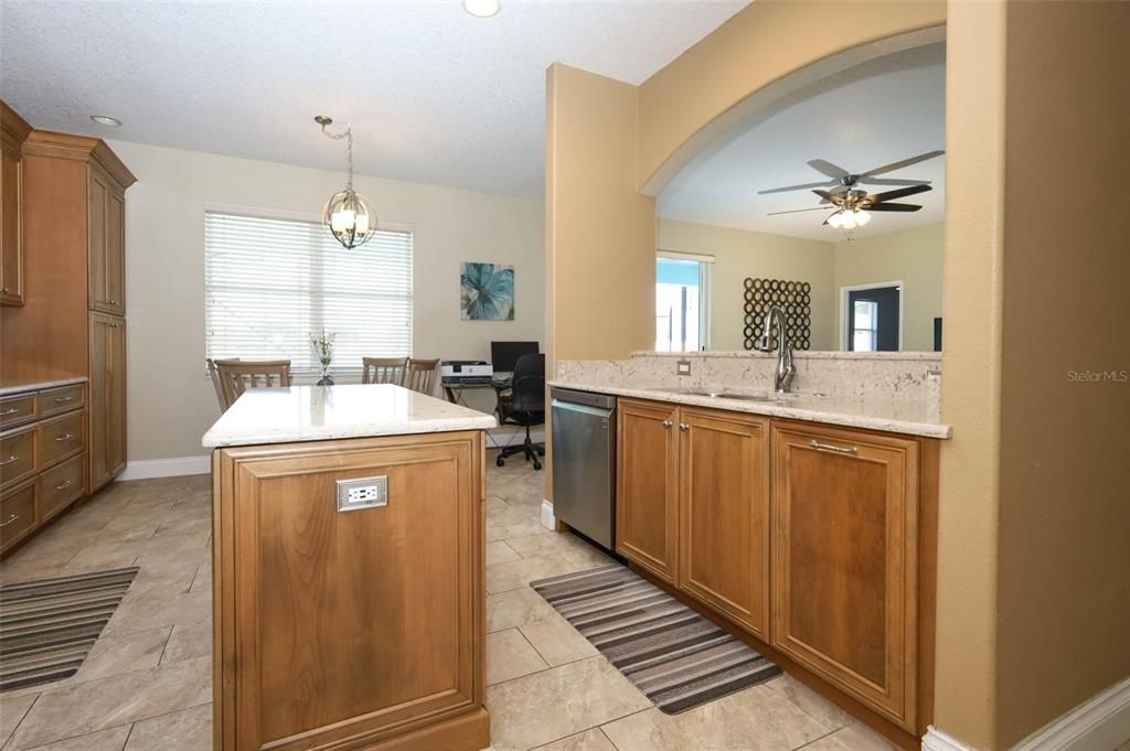 待售: $570,000 (5 贝兹, 3 浴室, 2960 平方英尺)