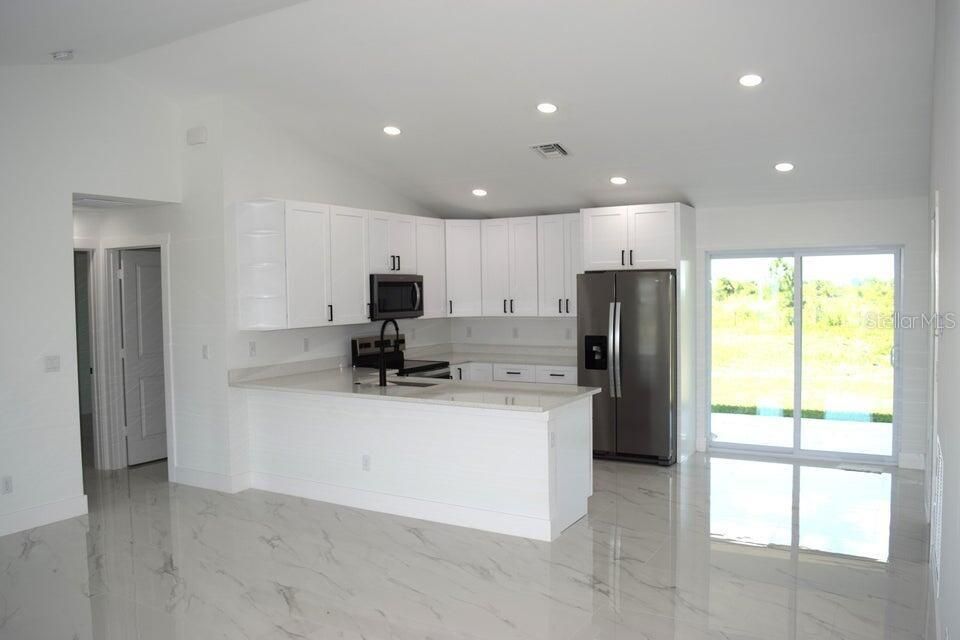 For Sale: $349,900 (3 beds, 3 baths, 1400 Square Feet)