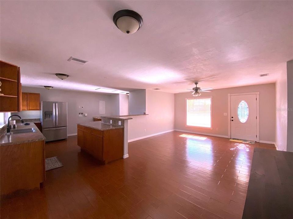 На продажу: $269,900 (3 спален, 2 ванн, 1348 Квадратных фут)