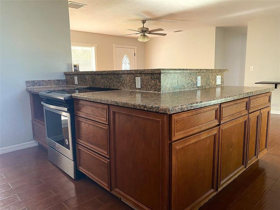 На продажу: $269,900 (3 спален, 2 ванн, 1348 Квадратных фут)