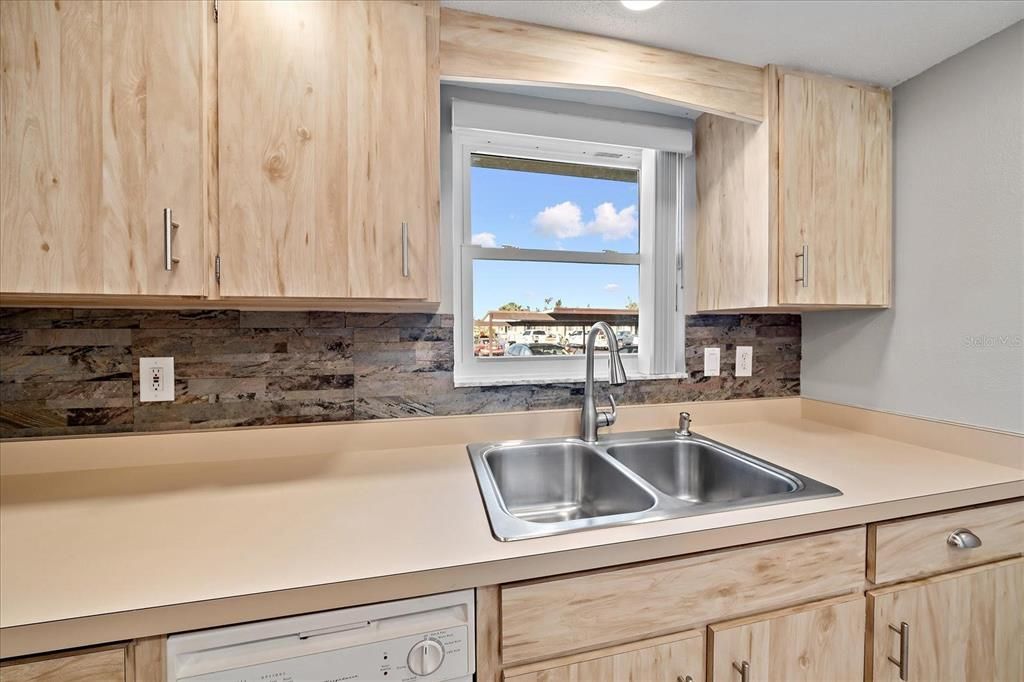 En Venta: $179,000 (2 camas, 2 baños, 892 Pies cuadrados)