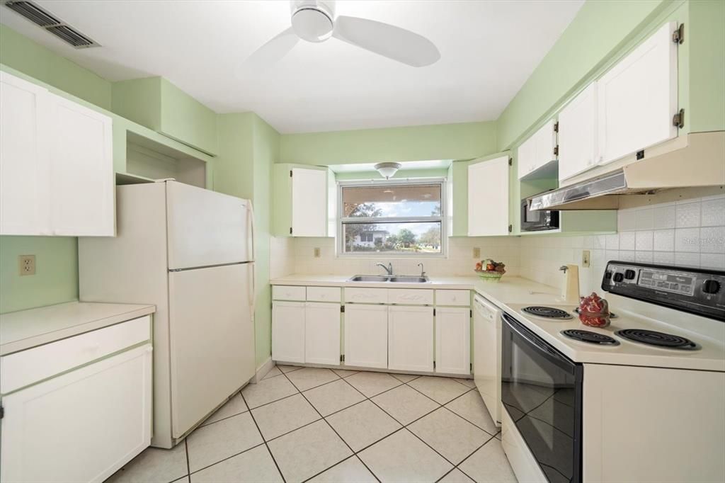 待售: $324,000 (2 贝兹, 1 浴室, 1374 平方英尺)