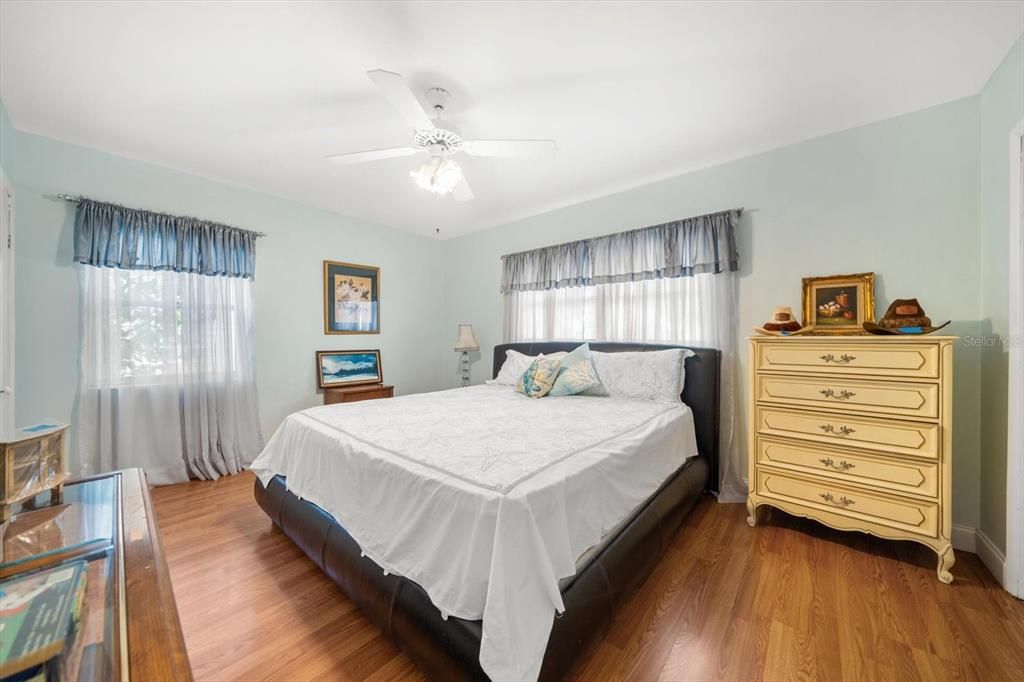 待售: $324,000 (2 贝兹, 1 浴室, 1374 平方英尺)