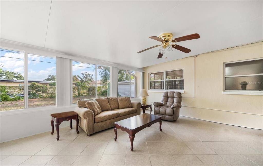 待售: $324,000 (2 贝兹, 1 浴室, 1374 平方英尺)