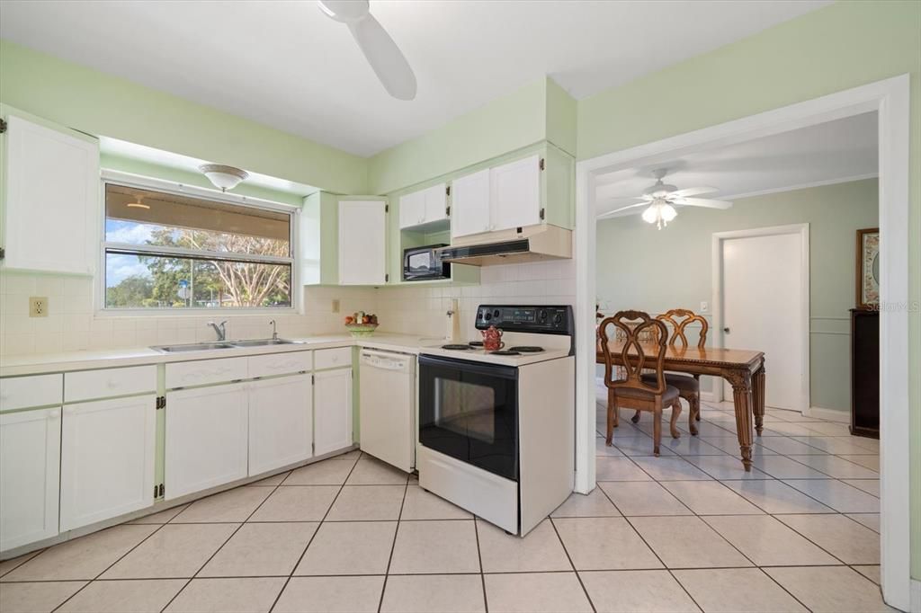 待售: $324,000 (2 贝兹, 1 浴室, 1374 平方英尺)