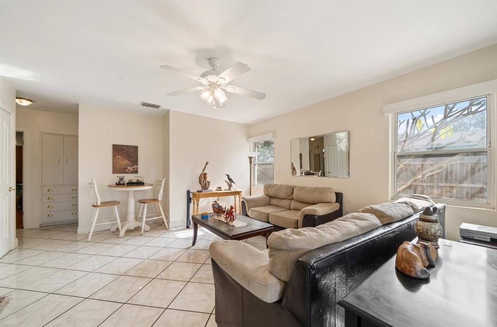 待售: $324,000 (2 贝兹, 1 浴室, 1374 平方英尺)