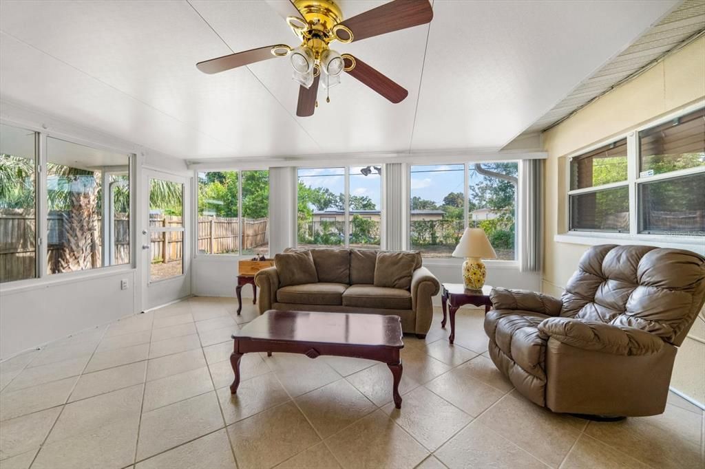 待售: $324,000 (2 贝兹, 1 浴室, 1374 平方英尺)