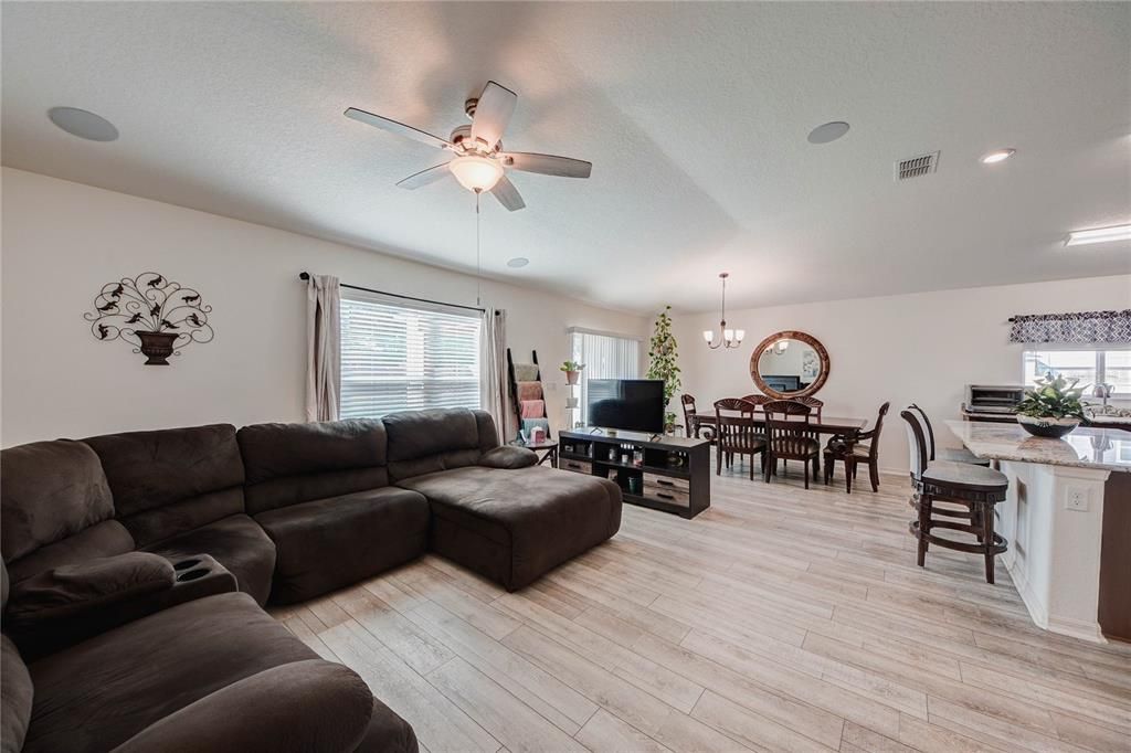 待售: $370,000 (4 贝兹, 2 浴室, 1701 平方英尺)